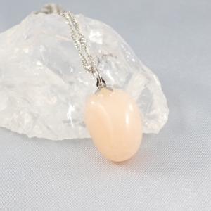 Alabástrom medál lánccal, szabálytalan formájú 2