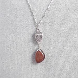 Baglyos medál vörös tigrisszemmel