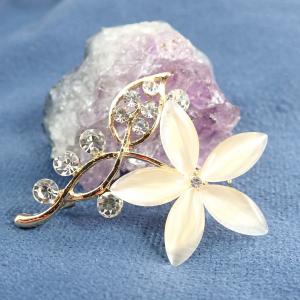 Bézs virág kitűző