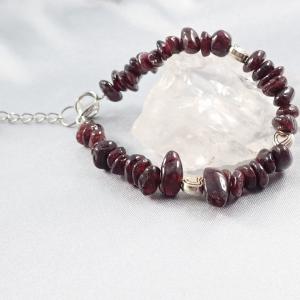 Bordó elegancia szívekkel, gránátkő karkötő