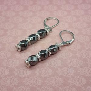 Csavart gyöngyös hematit fülbevaló