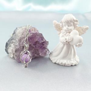 Csavart, nyitható medál jádéval