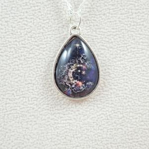 Csepp alakú medál, félhold mintával