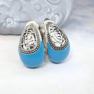 Csipkés, rövid zománcozott fülbevaló, világosabb kék