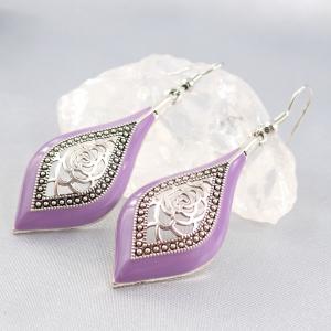 Csipkés, zománcozott fülbevaló, lila