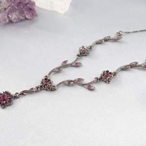 Elegáns nyaklánc lila kövekkel