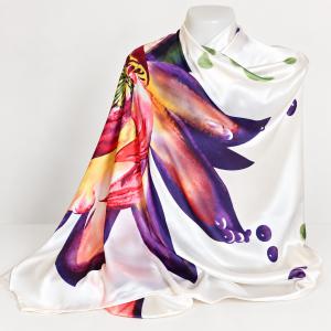 Fehér orchideamintás selyemkendő