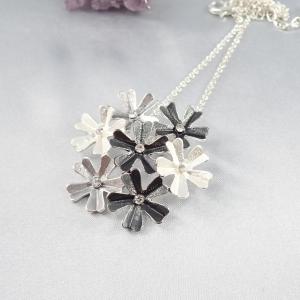 Fekete-ezüst virágok medál