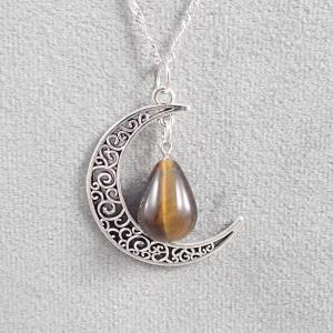 Félhold medál tigrisszemmel