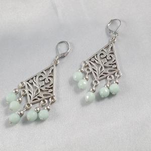 Fülbevaló világos jádéval