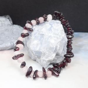 Gránátkő és rózsakvarc szemcse karkötő  (XXL)