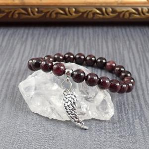 Gránátkő karkötő angyalszárnnyal