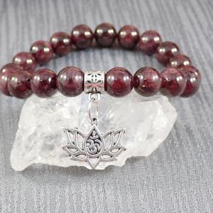 Gránátkő karkötő lótusz medállal