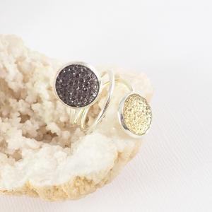 Gyűrű, 2 dísszel, fekete-krémszín