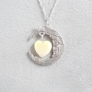 Holdnővér medál jáde szívvel