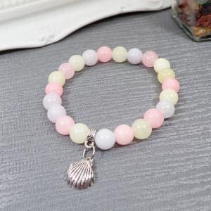 Karkötő lágy színekből, kagylócskával