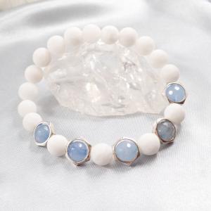 Kék-fehér jáde karkötő szögletes gyöngykerettel