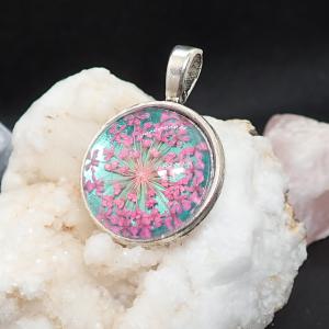 Kék-pink virágos medál