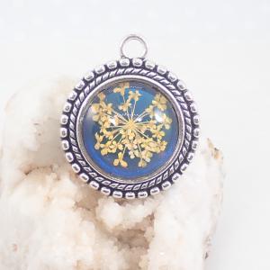 Kék-sárga virágos medál