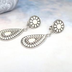 Keleties, törtfehér, festett fülbevaló