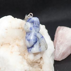 Kutya formájú szodalit medál