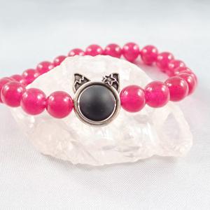 Málnaszínű jáde karkötő cicafejjel