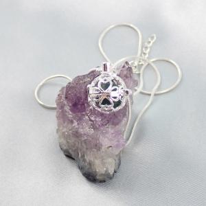 Nyitható medál, zöld gyönggyel, kicsi