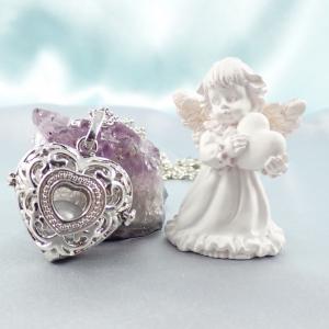 Nyitható, szív alakú medál ezüstszürke gyönggyel