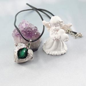 Nyitható, szív alakú medál malachittal