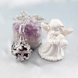 Nyitható, virágmintás medál fekete gyönggyel