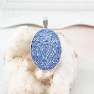 Ovális, dombormintás medál kék, 1