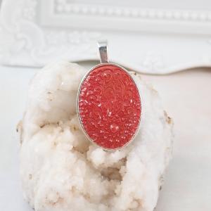 Ovális, dombormintás medál piros, 1