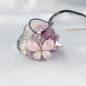 Pillangó medál, rózsakvarccal 1
