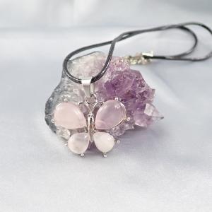 Pillangó medál, rózsakvarccal 2