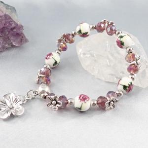 Porcelán karkötő, lila-fehér virágos