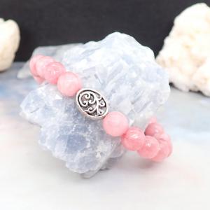 Rózsaszín achát karkötő fém gyönggyel