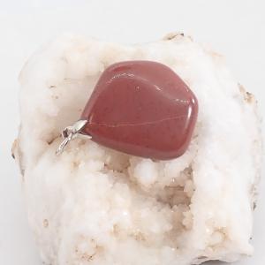 Szabálytalan formájú vörös jáspis medál 2