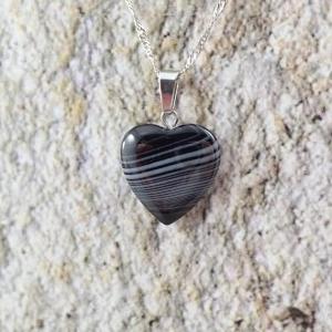 Szív formájú sávos achát medál nyakláccal, szürke