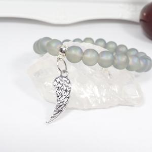 Szürke achát karkötő angyalszárnnyal