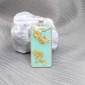 Téglalap alakú medál virággal 1