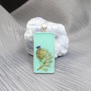 Téglalap alakú medál virággal 2