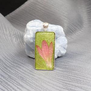 Téglalap alakú medál virággal 3