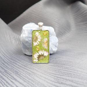 Téglalap alakú medál virággal 5