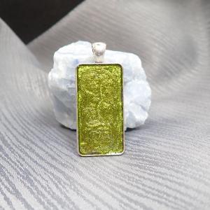 Téglalap alakú medál, zöld-fekete