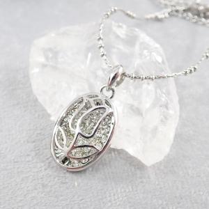 Tulipános, strasszos medál