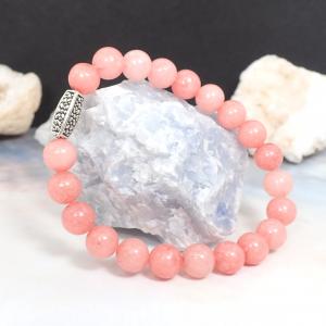 Világos korallos árnyalatú achát karkötő fém hasábbal