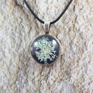 Világos türkizszínű virágos medál