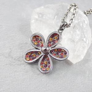 Virág alakú medál meleg színekkel