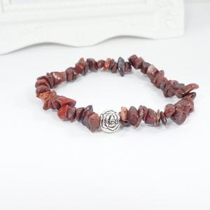 Vörös jáspis szemcse karkötő rózsa mintájú gyönggyel