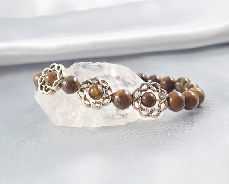 Tigrisszem karkötő hullámos gyöngykerettel